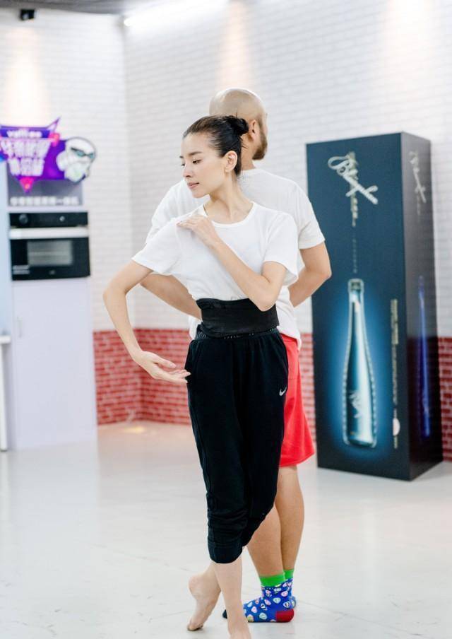 董洁白t黑裤美得好高调,原来18岁的身材与好气质才是穿搭关键_造型