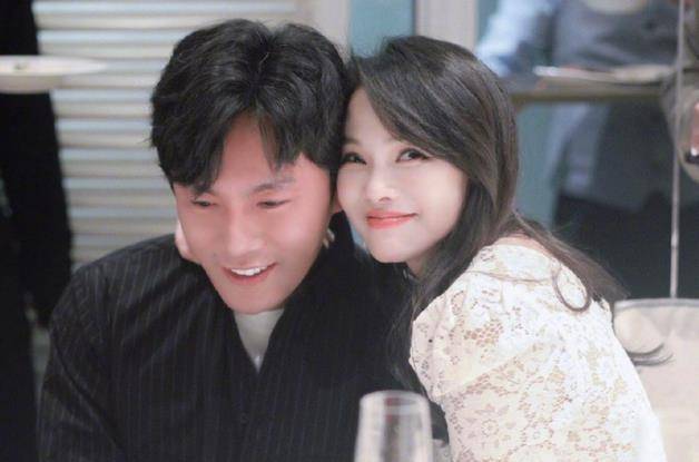 哈利晒合影表白妈妈,伊能静皮肤状态超好,母子同框酷似姐弟_儿子_因为