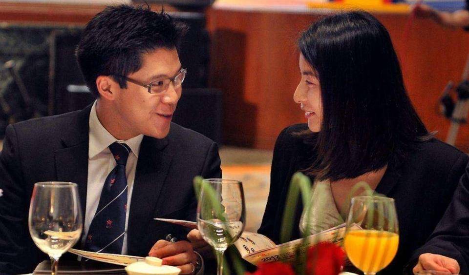 郭晶晶把自己活成了豪门,霍启刚离不开她,吃路边摊接地气!