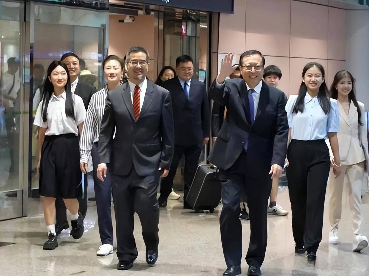 (马英九基金会执行长萧旭岑[第一排左2])国民党所谓的"立委"参选人也