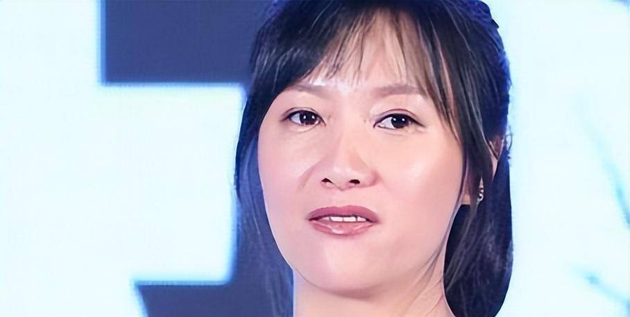 49岁徐静蕾近况曝光:晒高端泳池照,定居美国6年,已吃成胖美人_生活