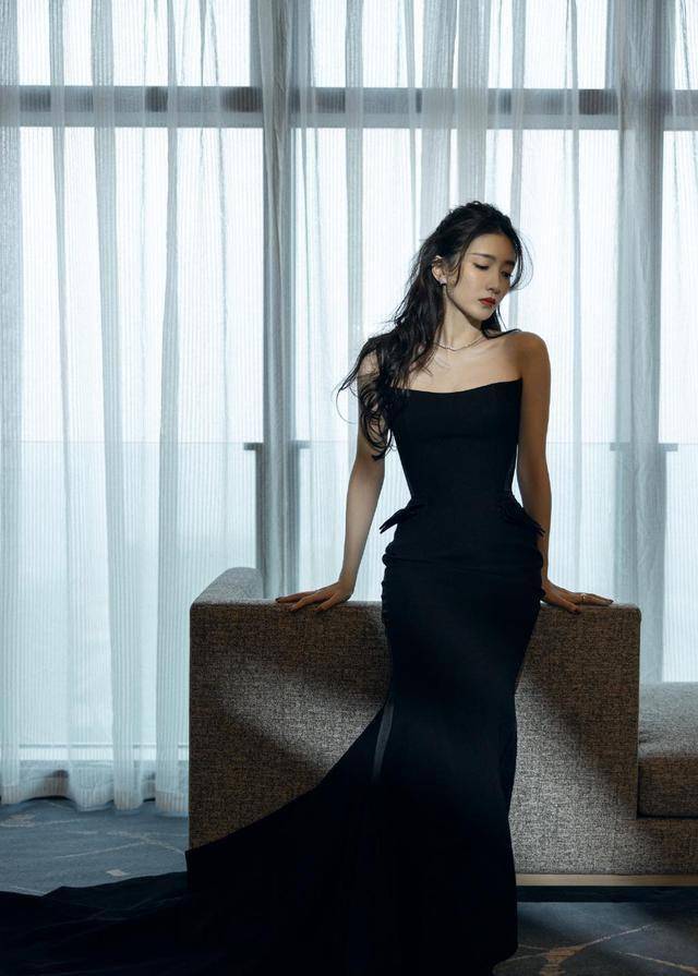 江疏影黑白深v长裙,光影罩面暖意融融,带出高贵浪漫的优雅范_造型