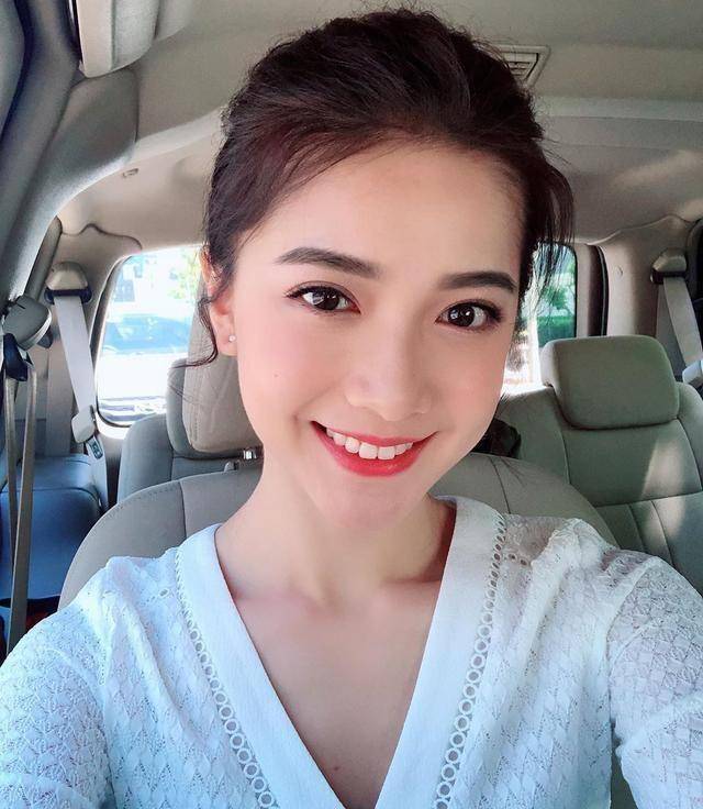 林宣妤身穿紧身连衣裙绘画,大秀身材!羡慕_李泽楷_郭嘉文_工作