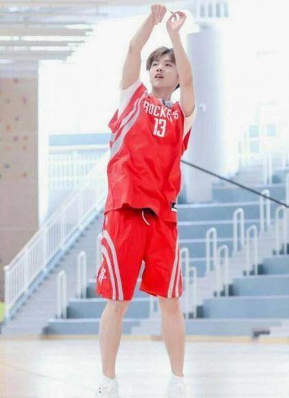 王俊凯弹跳力惊人,而他兴奋一跳"吓坏"易烊千玺_黄子韬_时候_吴亦凡