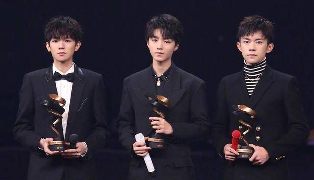 tfboys微博之夜频领奖,但因身高被狂虐,可网友心疼多过吐槽_易烊