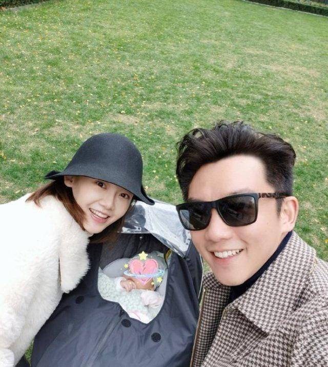 苗苗晒与郑恺新电影海报合影,化身小迷妹隔空示爱老公,花式应援_丈夫