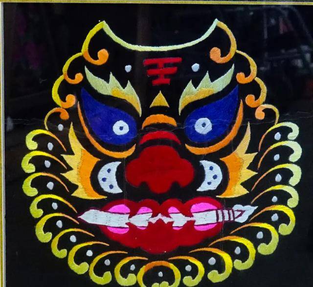 傈僳族和珞巴族的始祖传说中,都有人和虎交配而生出氏族祖先的情节