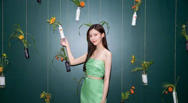 靠穿搭火出圈:宋妍霏,周雨彤,钟楚曦,赵露思_米奇_姐姐_连衣裙