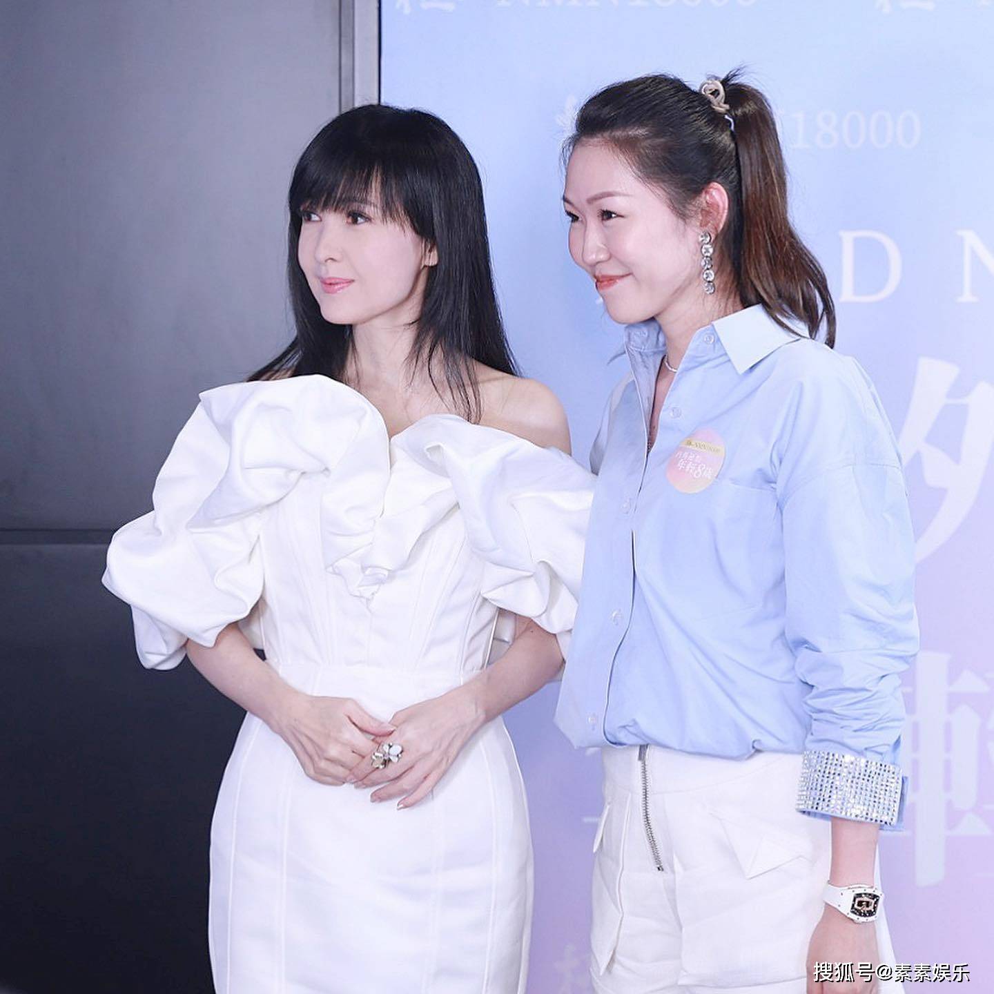 还有粉丝们一起合影的环节,仔细看周慧敏的状态,虽然姐姐偏瘦,但全程