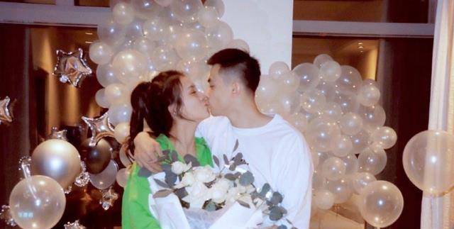 郭艾伦今年28岁了,他比赵继伟还年长两岁,但郭艾伦至今还没有结婚