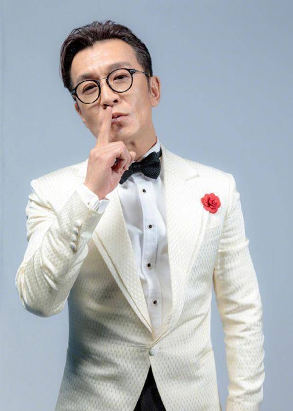 但是李咏这样一个乐天派,给大家带来欢乐的主持人,竟然演讲的如此悲观