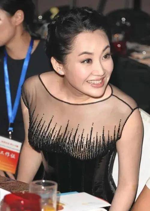 许晴真的太敢穿了吧,53岁的她至今没有结婚,少女一般,娇憨十足_毛阿敏