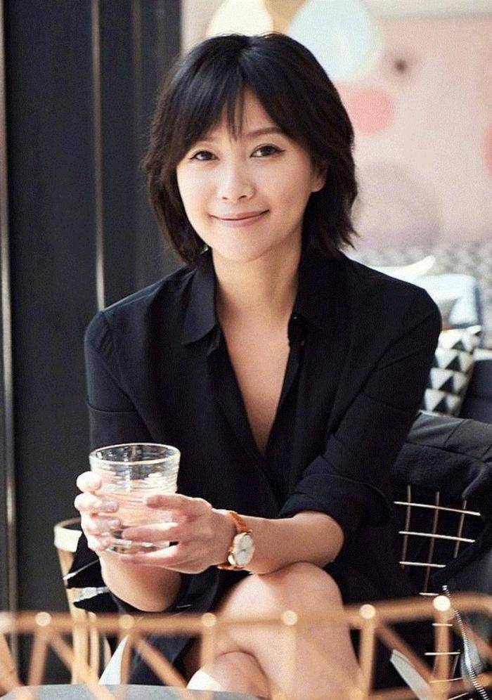 而且直到如今,虽然已经47岁了,但徐静蕾时尚犹存,依然有一张初恋脸,并