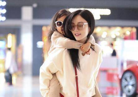 李小璐直播秀穿搭,她妈妈也没闲着,穿风衣包饺子63岁挺像个大妈