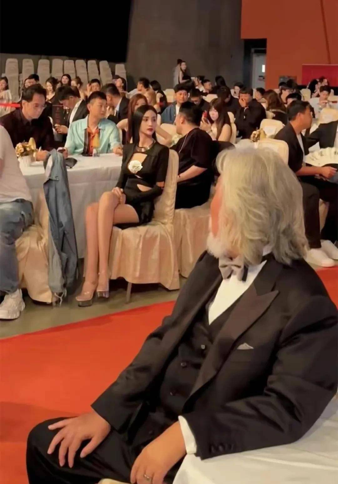 频频瞥向真空上阵女星,王晶却目不斜视被评心如止水_吴春怡_镜头_时候