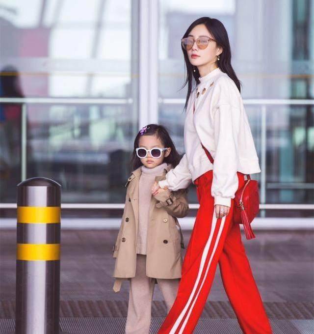 李小璐与甜馨首次同框街拍,网友甜馨比李小璐更抢镜!_时尚_漂亮_照片