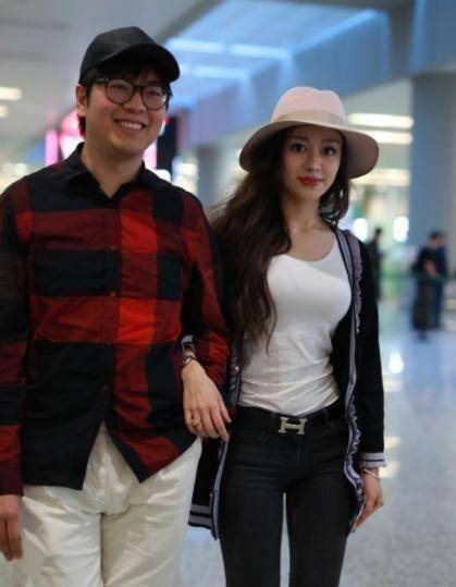 郎朗夫妇走机场,吉娜穿窄腿裤气质出众,大12岁的郎朗却有点油腻_颜色
