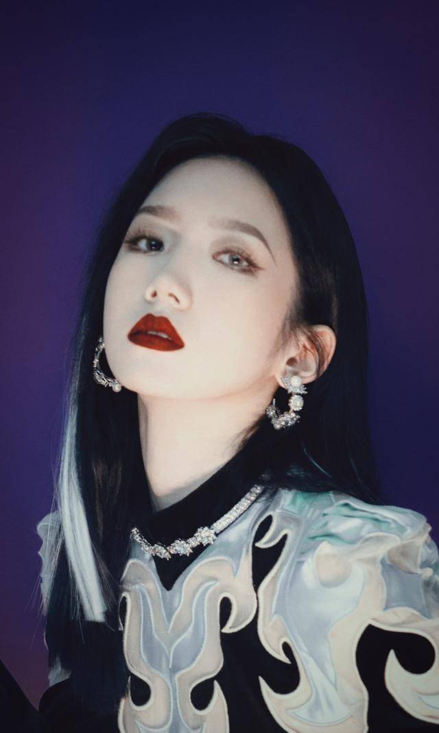 孟美岐金色短发齐刘海新照!