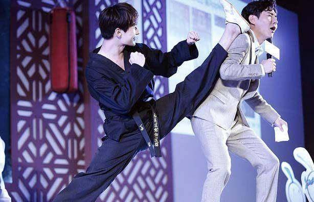 六位明星玩"腿咚",张蓝心蒋梦婕腿长,男星也会这一招_杨洋_动作