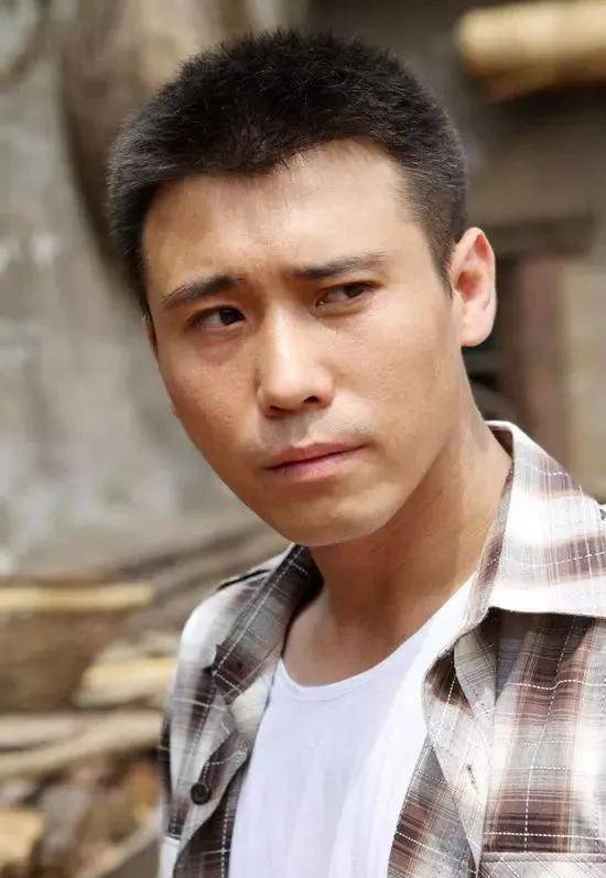 李乃文不仅和朱媛媛关系好,和班上女同学的关系也很好的.