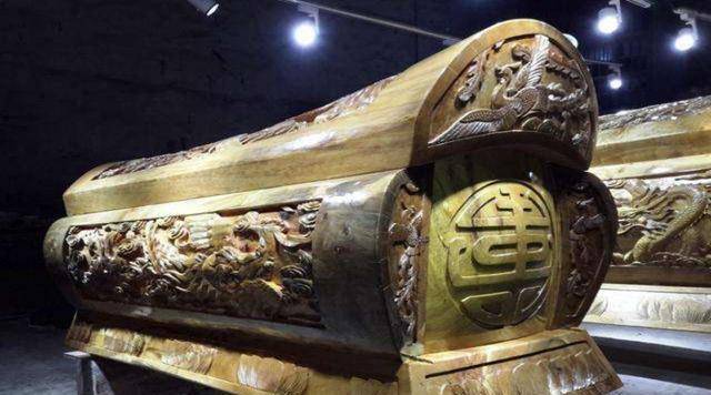 送葬流程内还有将死者放入棺材内安排亲友们参加葬礼进行告别仪式,而