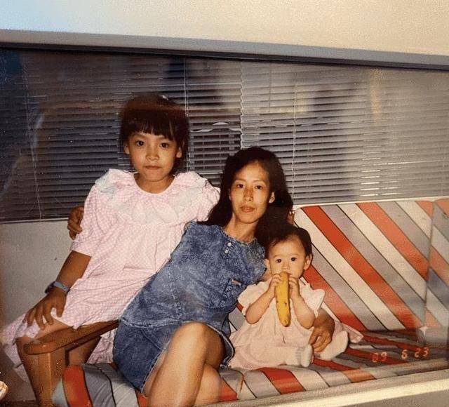 梁洛施晒照庆生,手捧鲜花气质温婉,儿子送蛋糕卡片很贴心_妈妈_母亲