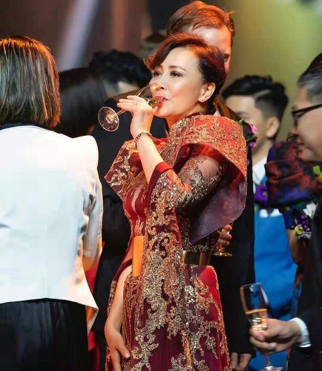 在闭幕式晚会上,刘嘉玲也玩的非常开心,她拿着酒杯优雅的喝着酒,也不