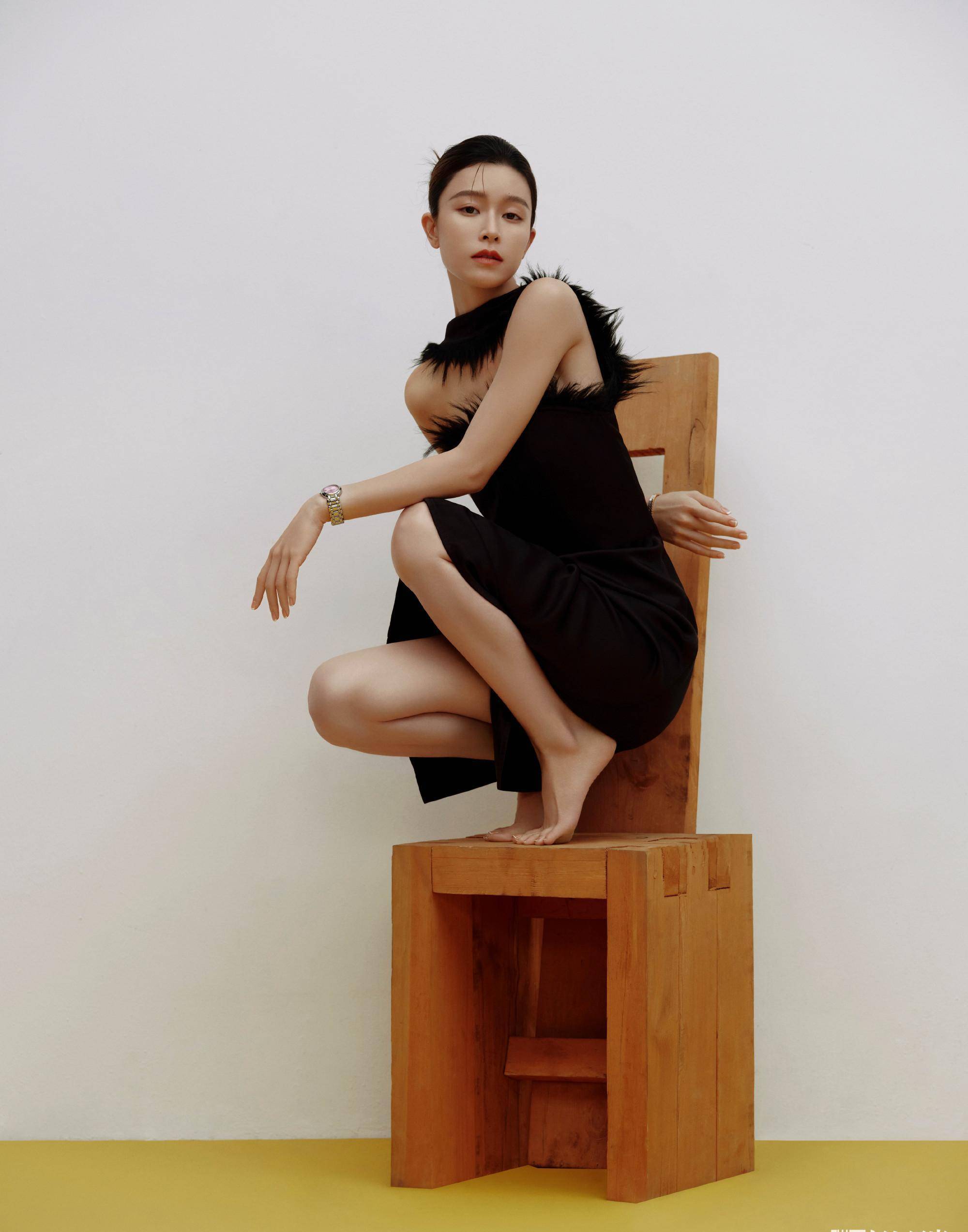 文咏珊登上《《瑞丽》》封面,充满女人味的深v赤足_连衣裙_黑色_眼神