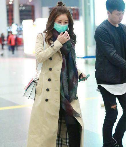 林心如穿1万7的风衣却一脸疲惫,亮点全在价值两万的包包上!