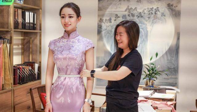 吉娜:魔鬼身材下其实是可爱护夫小女人_东北_女孩子_钢琴