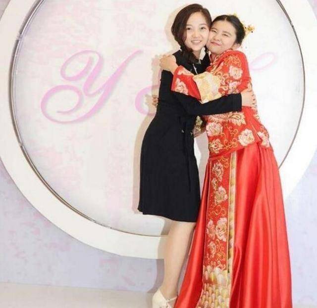 林妙可参加朋友婚礼,穿着被吐槽,看到鞋子后,网友纷纷不淡定了_衣品