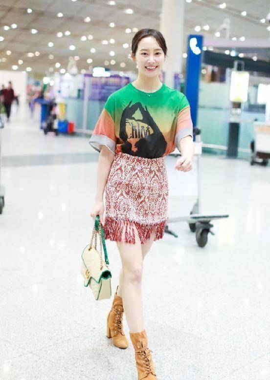 李纯机场摆poss,花t恤配流苏短裙舒适随意,矮马尾释放温柔气_图案