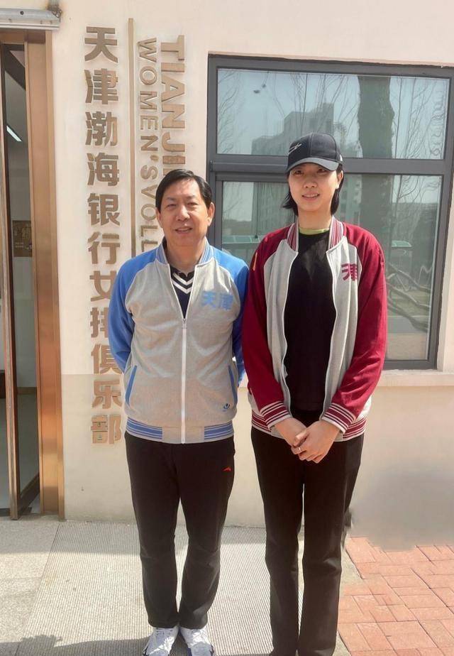 李珊主任带三副攻"得意地笑"!李雅楠却哭晕在厕所!_天津_排球_袁心玥