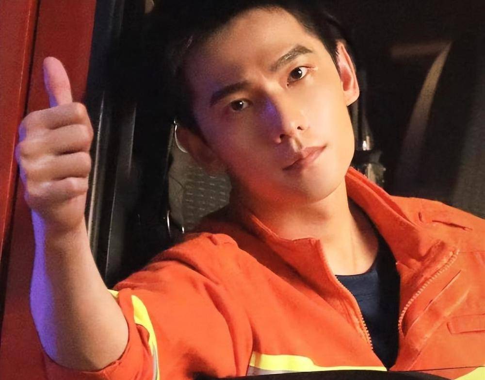 杨洋回应演技争议称问心无愧,过往言论引争议,被扒只有中专学历_网友