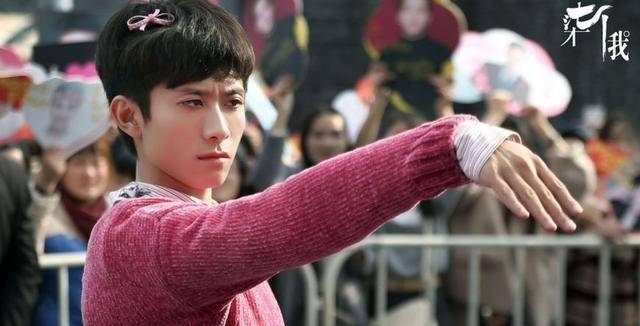 男星女装比美,黄明昊朱正廷一出场,网友:邓伦白敬亭都输了_扮相_气息