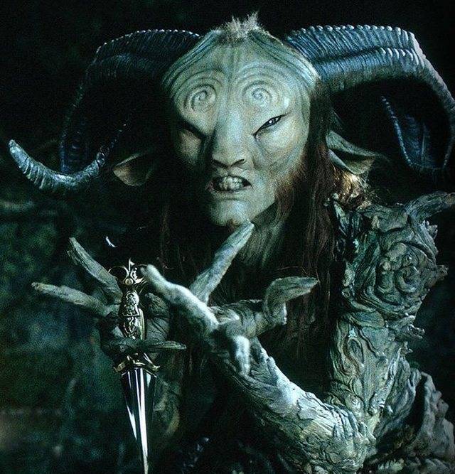 除了《地狱男爵》里的人鱼,《潘神的迷宫》里的灰色骷髅也是他!