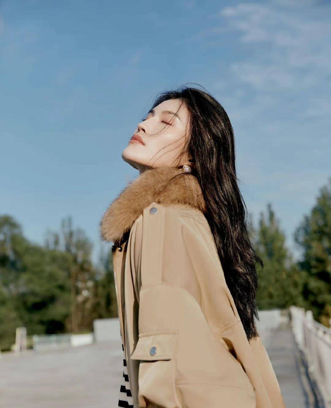 模特何穗在户外拍杂志,湖边脱裤子的造型,有些不雅_照片_时尚_动作