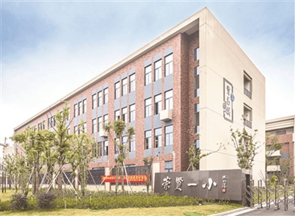 崇贤中学是一所高质量的中学,拥有着一支优秀的师资队伍和先进的教学