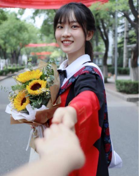 "北大医学博士"因颜值高身材好走红,看清后,网友:我心动了!