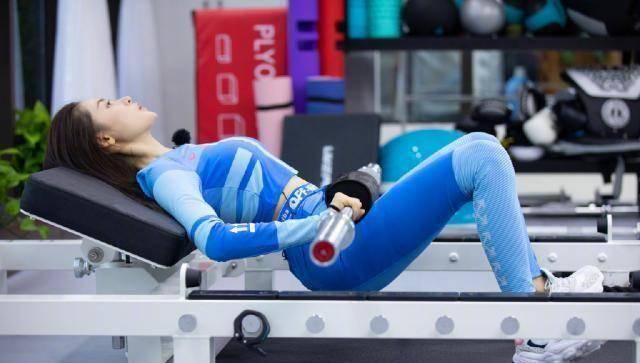 摩登女郎张天爱的身材真是太美了,自律爱健身的人就应该被善待_意思