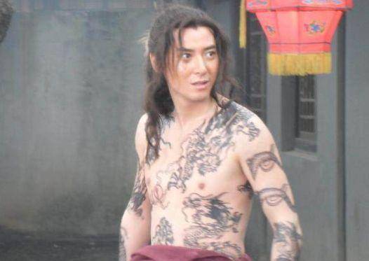 我想应该有九纹龙史进和浪子燕青吧,当然还有一位女人的纹身也是堪称