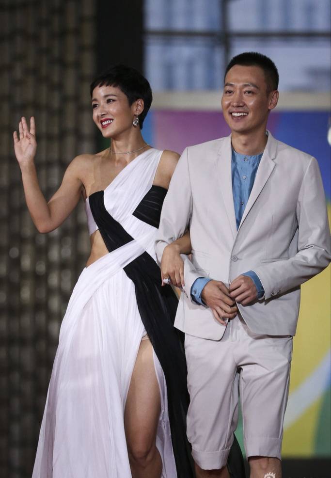 黄曼和辛柏青的造型真配呀,给人感觉朱媛媛都望尘莫及_身材_比例_米色