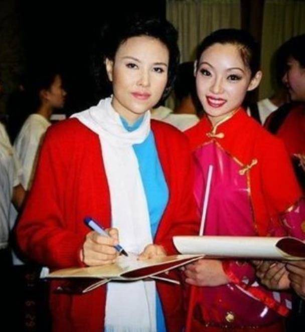 男子锒铛不听话,众好友穿军装送行惹网友泪奔_芦秀梅_赵安_消息