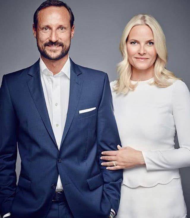 挪威王室圣诞全家福,15岁公主美出新高度,金发王妃这一年太艰辛_梅特