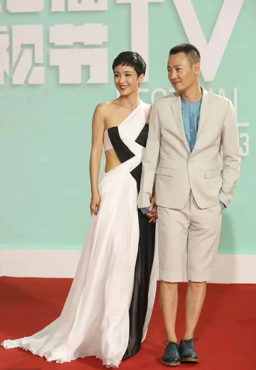 黄曼和辛柏青的造型真配呀,给人感觉朱媛媛都望尘莫及_身材_比例_米色