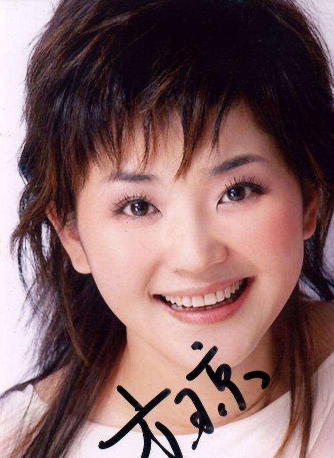 像一个漂亮的女孩,但她儿子杨浩森最显眼.