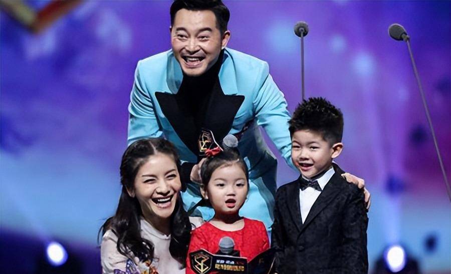 调侃女主持人,开张国荣玩笑,郭德纲是行为习惯还是欺人太甚?