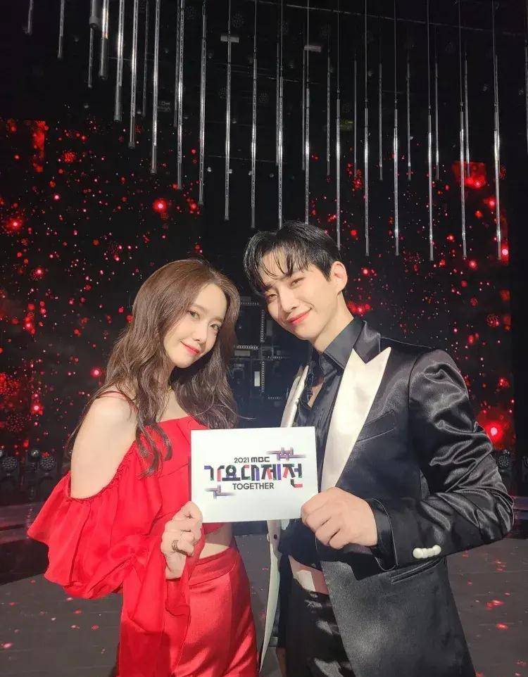 林允儿罕见全露时尚炸裂,krystal超贴身礼服闪现诱人曲线_郑秀晶