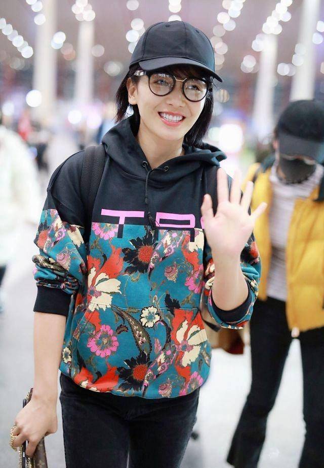 刘涛穿紧身裤走机场,素颜身型都显大妈范,自然真实却越看越舒服_衣服