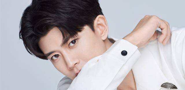 任嘉伦对着镜头歪头杀,笑意盈盈比心,人间小可爱不像30岁_工作_样子